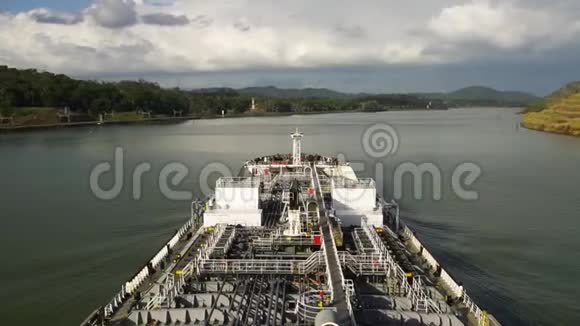 巴拿马运河的石油产品油轮正在右转视频的预览图