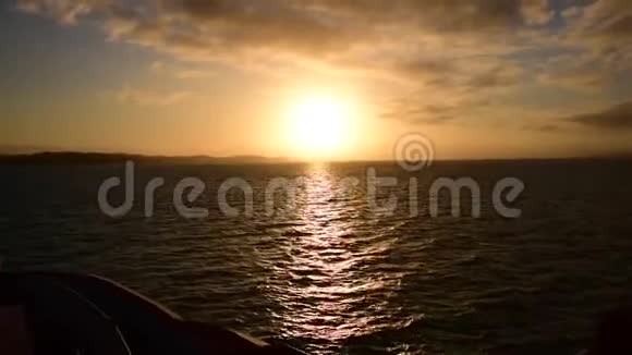 海水在早晨的橙色阳光下波浪视频的预览图