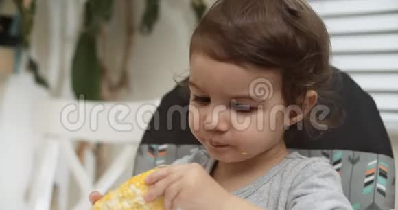 可爱的小女孩吃玉米芯视频的预览图