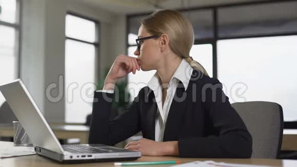 女商人坐在办公室思考事业创业想法视频的预览图