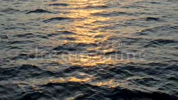 平静大海的背景海面上几乎没有波浪深蓝色的海洋阳光在水中反射视频的预览图