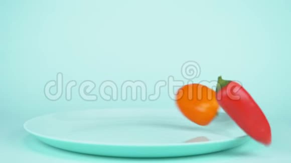 蓝色背景上的蓝色盘子上落着五颜六色的小甜椒视频的预览图