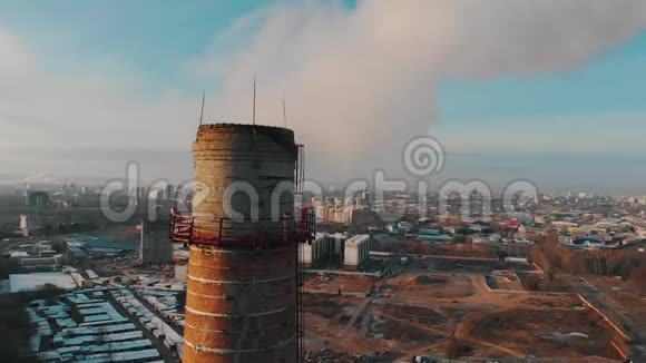 空气污染一个大的工业管道污染城市的空气日光视频的预览图