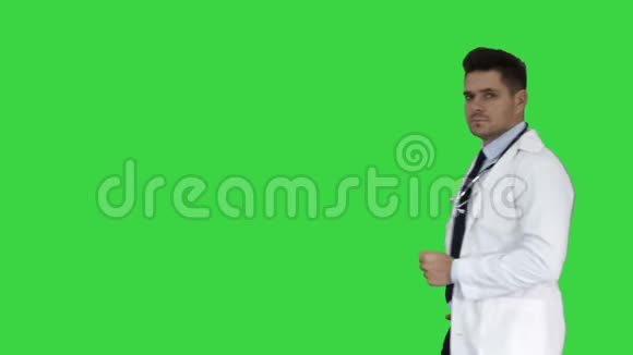 友好和好玩的男性医生和自信的交谈与相机上的绿色屏幕铬键视频的预览图