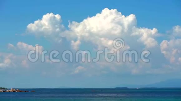 泰国蒙诺克岛随着天空中完全云层的转变海洋和海洋的时间推移视频的预览图