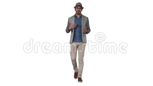 时尚时尚积极开朗的男人穿着休闲衬衫戴着遮阳帽在白色背景下与相机交谈视频的预览图