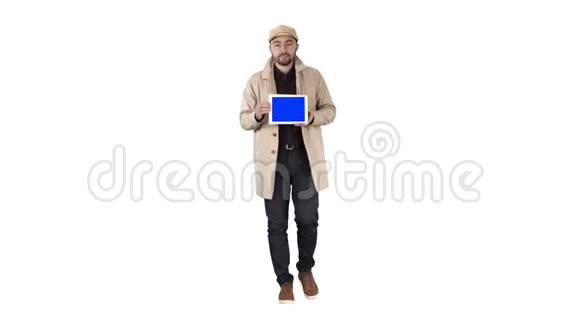 漂亮的男人拿着平板电脑白色背景上有蓝色的关键屏幕模型视频的预览图