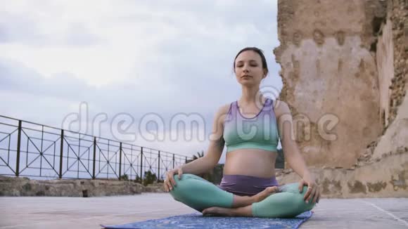 做瑜伽的孕妇准妈妈练习呼吸练习视频的预览图