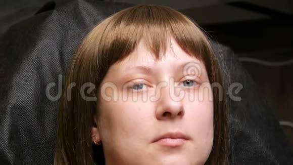 化疗后蓝眼睛的年轻女性患癌症的脸最近长出的眉毛和睫毛视频的预览图