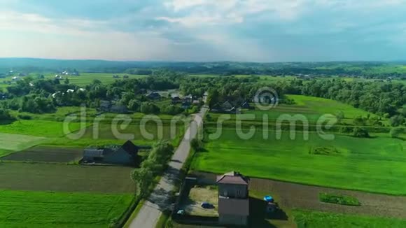 无人机在风景如画的村庄上空飞行4凯里尔的乡村景观和丰硕的成果视频的预览图