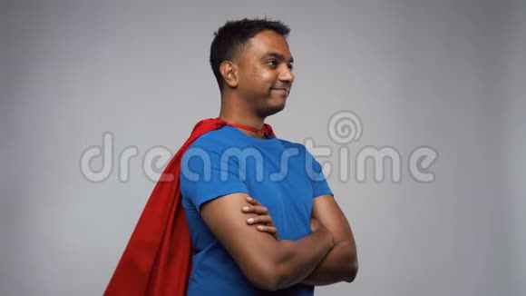 快乐微笑的印度男子红色超级英雄斗篷视频的预览图