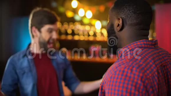 多种族朋友在酒吧见面打招呼拥抱周末视频的预览图