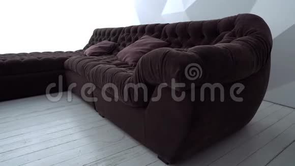 带有沙发装饰枕头的现代客厅视频的预览图