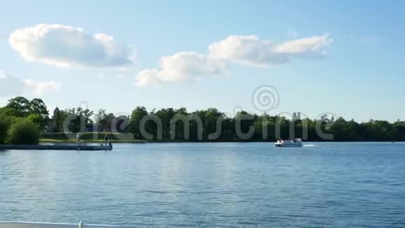 美丽的北明尼苏达湖场景与一艘浮舟接近码头视频的预览图
