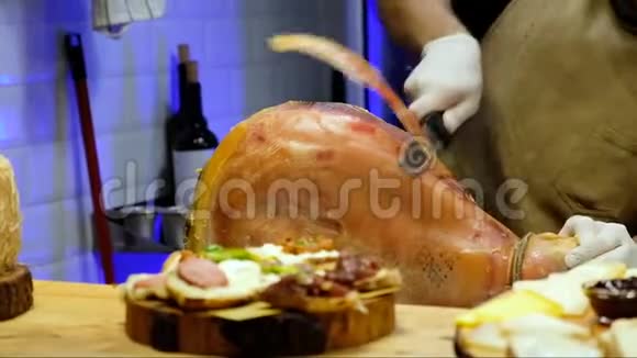 高级厨师在餐厅供应意大利或西班牙风味的火腿视频的预览图
