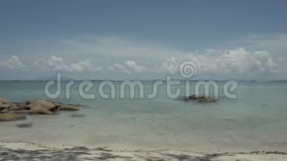 时光流逝海滩上的水很少波浪和风开放的天空有美丽的云泰国视频的预览图