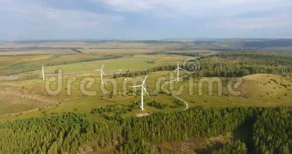 风力机通过风力旋转产生可再生能源的气射俄罗斯的自然友好能源视频的预览图