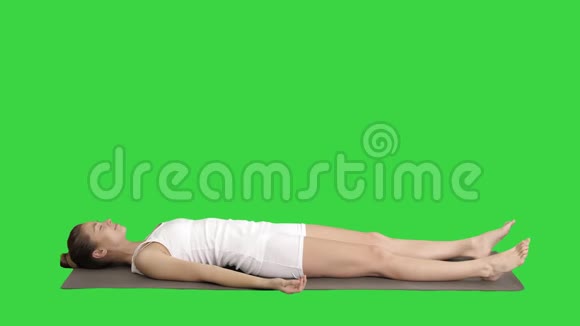 瑜伽冥想躺在垫子上闭眼在绿色屏幕上Chroma键视频的预览图