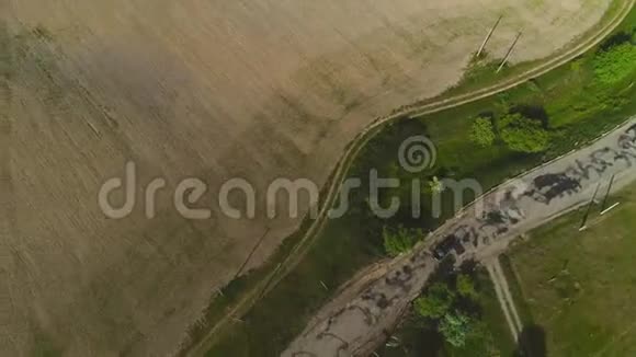 空中跟随视图上方的汽车行驶通过农场土地4K视频的预览图