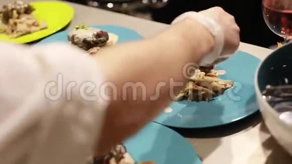 大师级的食物烹饪的手把食物放在盘子里选择性地集中注意力视频的预览图