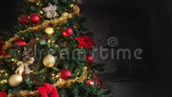 圣诞树上装饰着发光金花夜象征宗教视频的预览图