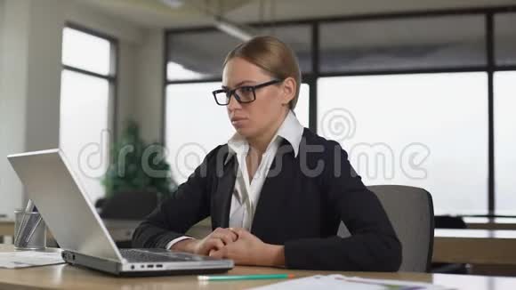 女人在办公桌前冥想减轻工作压力和刺激放松视频的预览图