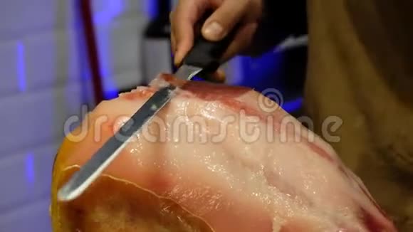 高级厨师在餐厅供应意大利或西班牙风味的火腿视频的预览图