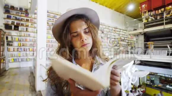 女孩翻书在手里视频的预览图