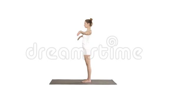 美丽的模特做瑜伽运动站在乌塔纳萨纳手掌在脚踝后面的白色背景视频的预览图