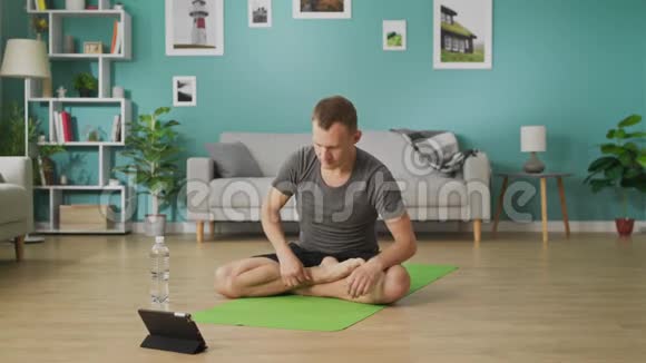 在网上瑜伽课上男人从瓶子里喝水视频的预览图
