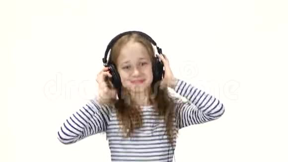 女孩用耳机听音乐露出舌头白色背景视频的预览图