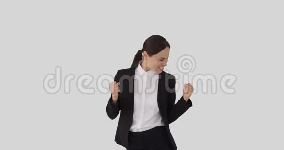 兴奋的女商人在白色背景下跳舞视频的预览图