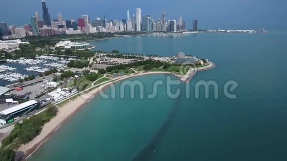 伊利诺伊州芝加哥密歇根湖的航空海岸线景观视频的预览图