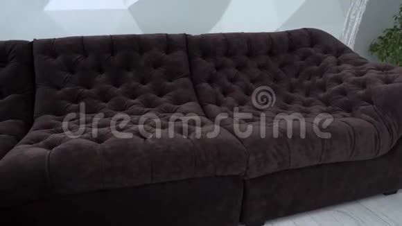 舒适家具和室内概念舒适的家庭客厅配有靠垫的沙发视频的预览图