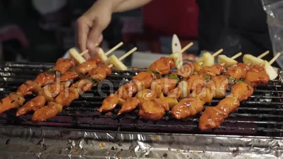烹饪传统泰国肉串视频的预览图