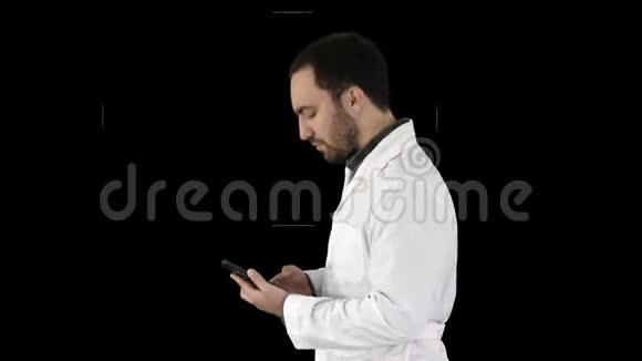 英俊的男性健康护理专业人员或医生或护士的特写肖像手机短信阿尔法频道视频的预览图