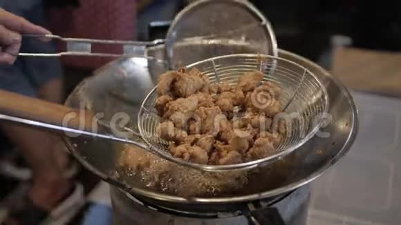 烹饪传统泰国街头美食油炸食品视频的预览图