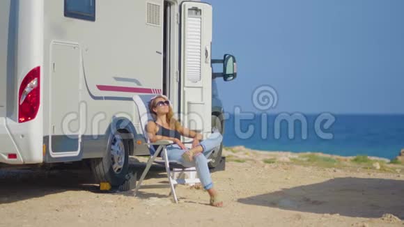 女游客在她的拖车附近停车在海边视频的预览图