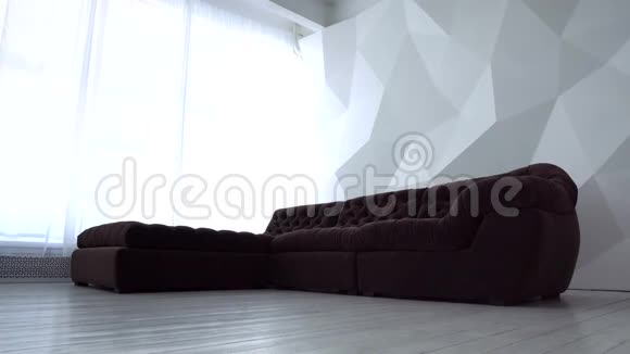舒适家具和室内概念在舒适的家庭客厅坐垫的沙发可放大视频的预览图