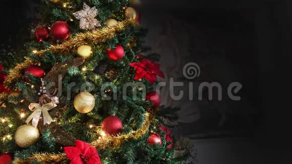 圣诞树上装饰着发光的金色红色的花夜象征宗教文字缩放视频的预览图