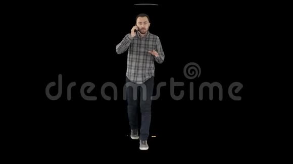 严肃的男人用手机走路说话阿尔法频道视频的预览图