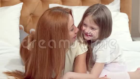 快乐的妈妈和女儿擦鼻子一起在家休息视频的预览图