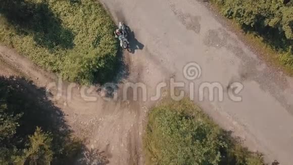 极端摩托车手从马路上骑到开阔的田野莫托科罗斯汽车旅馆视频的预览图
