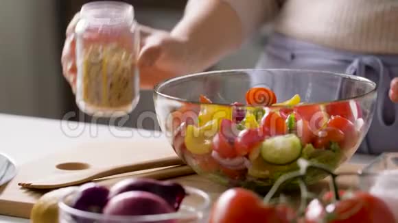 女人用松子做蔬菜沙拉视频的预览图