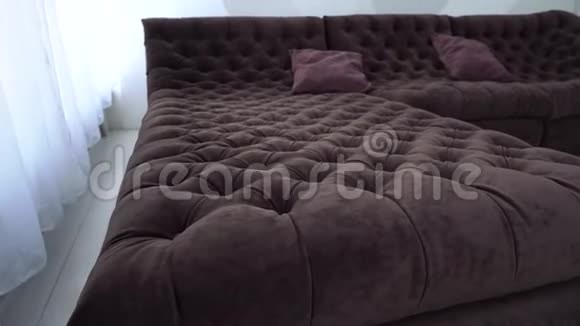 现代室内公寓带棕色皮革沙发的客厅视频的预览图