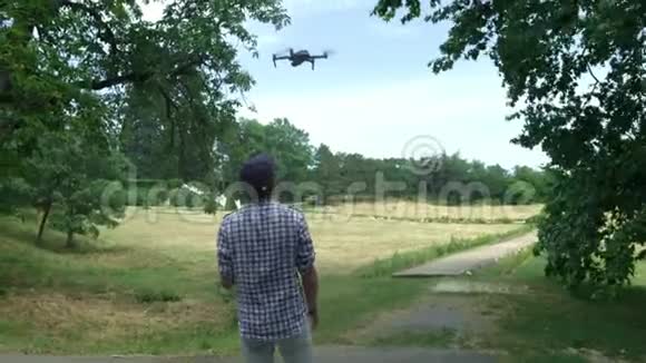 六翼无人机落在你手上年轻人驾驶无人机在海边旅行他手里拿着一个复印机视频的预览图