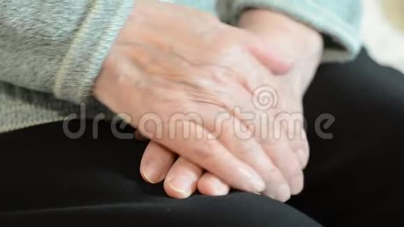 一个老女人的皱纹手视频的预览图