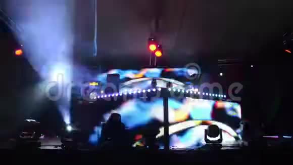 音乐节的舞台灯光音乐会灯光灯光和舞台上的烟雾演出期间现场的聚光灯和灯光李利视频的预览图