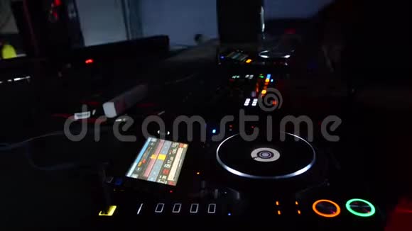 DJ抓记录关闭DJ在音乐节上用他的设备工作专业转盘记录播放器和声音视频的预览图