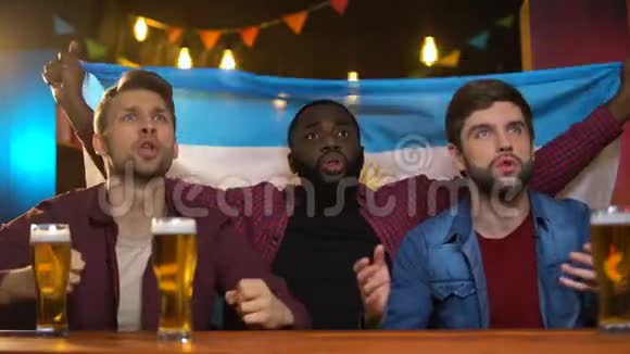 阿根廷男迷对球队输球非常不满爱好视频的预览图